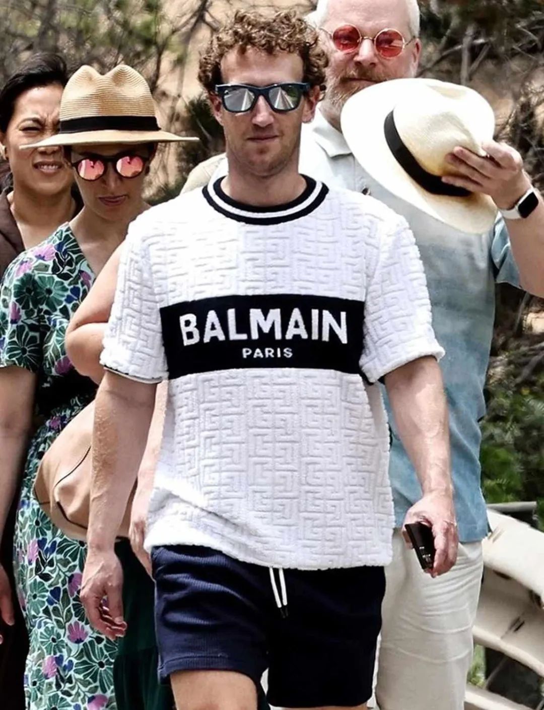 扎克伯格身着印有Balmain logo的T恤