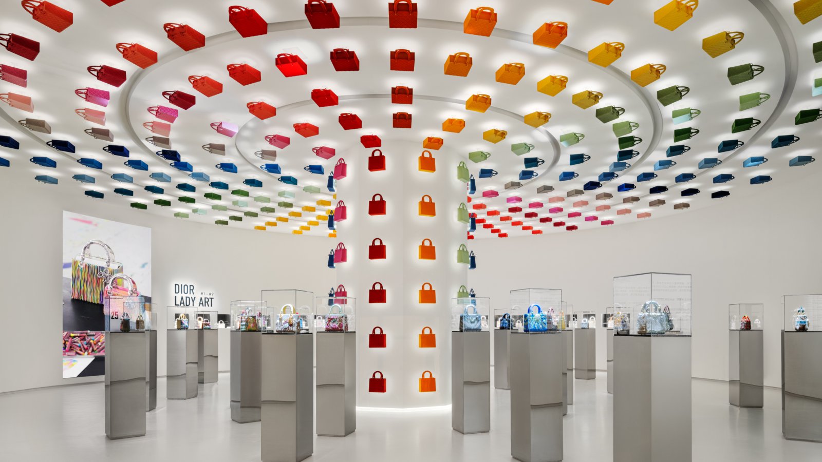 “Dior Lady Art 10”艺术家限量合作系列展览于上海上演
