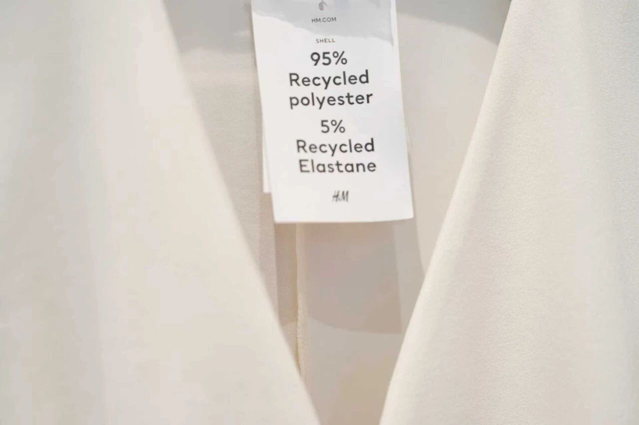 根据《H&M集团2024年可持续报告》,集团89%的材料来自再生或可持续来源,其中再生材料占29.5%,提前一年基本达成2025年30%的目标。 根据《H&M集团2024年可持续报告》,集团89%的材料来自再生或可持续来源,其中再生材料占29.5%,提前一年基本达成2025年30%的目标。