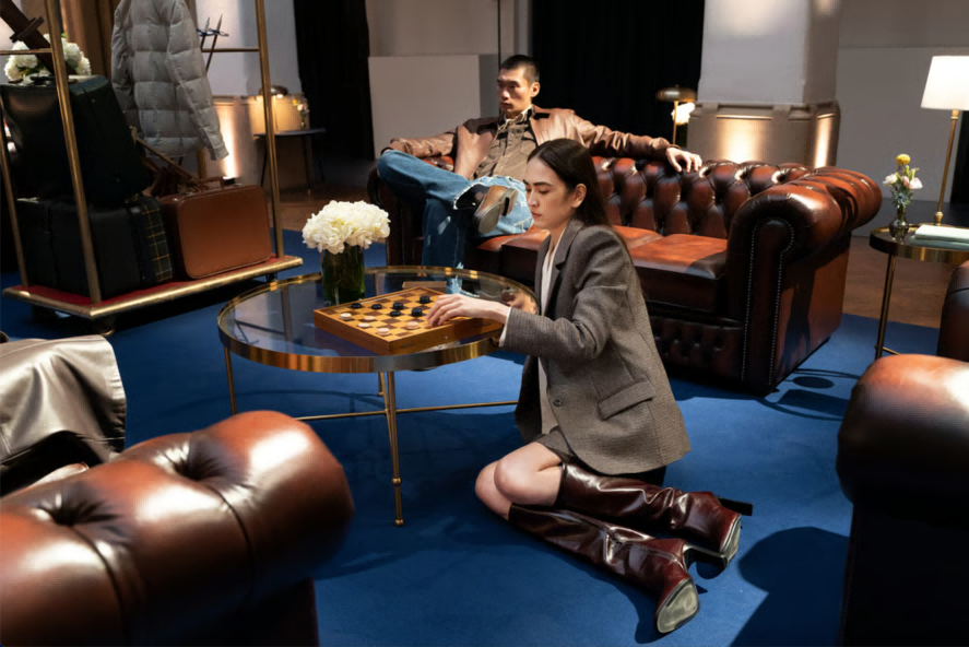 Jacob Cohën走秀场景由设计师Fabio Chrestich以牛仔布打造。服装饰有皮革拼接、勾勒出品牌梯形标志的缝线以及铆钉