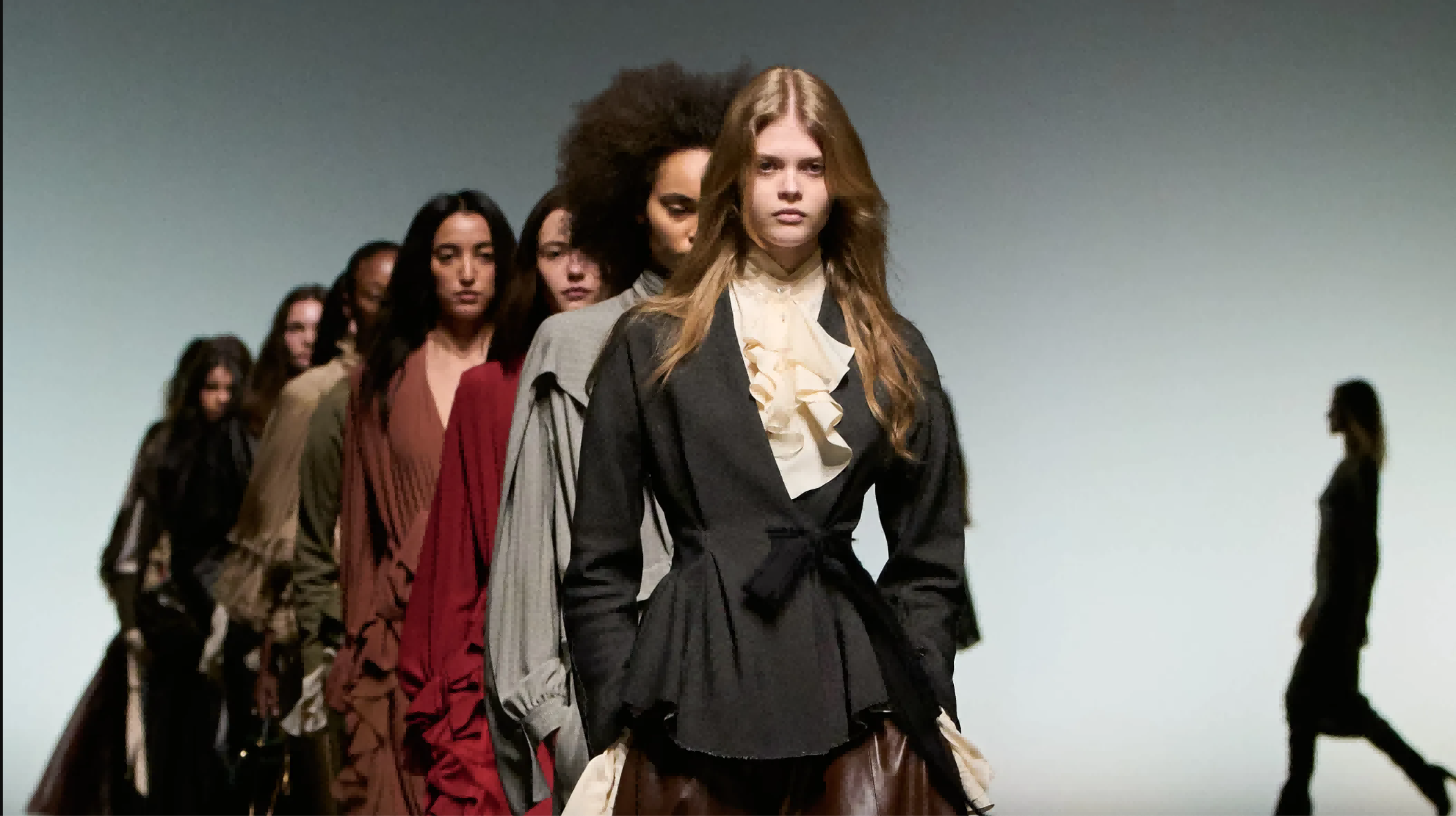 迪拜时装周，由Lorenzo Serafini为意大利品牌Alberta Ferretti带来的优雅精致的时装秀拉开帷幕