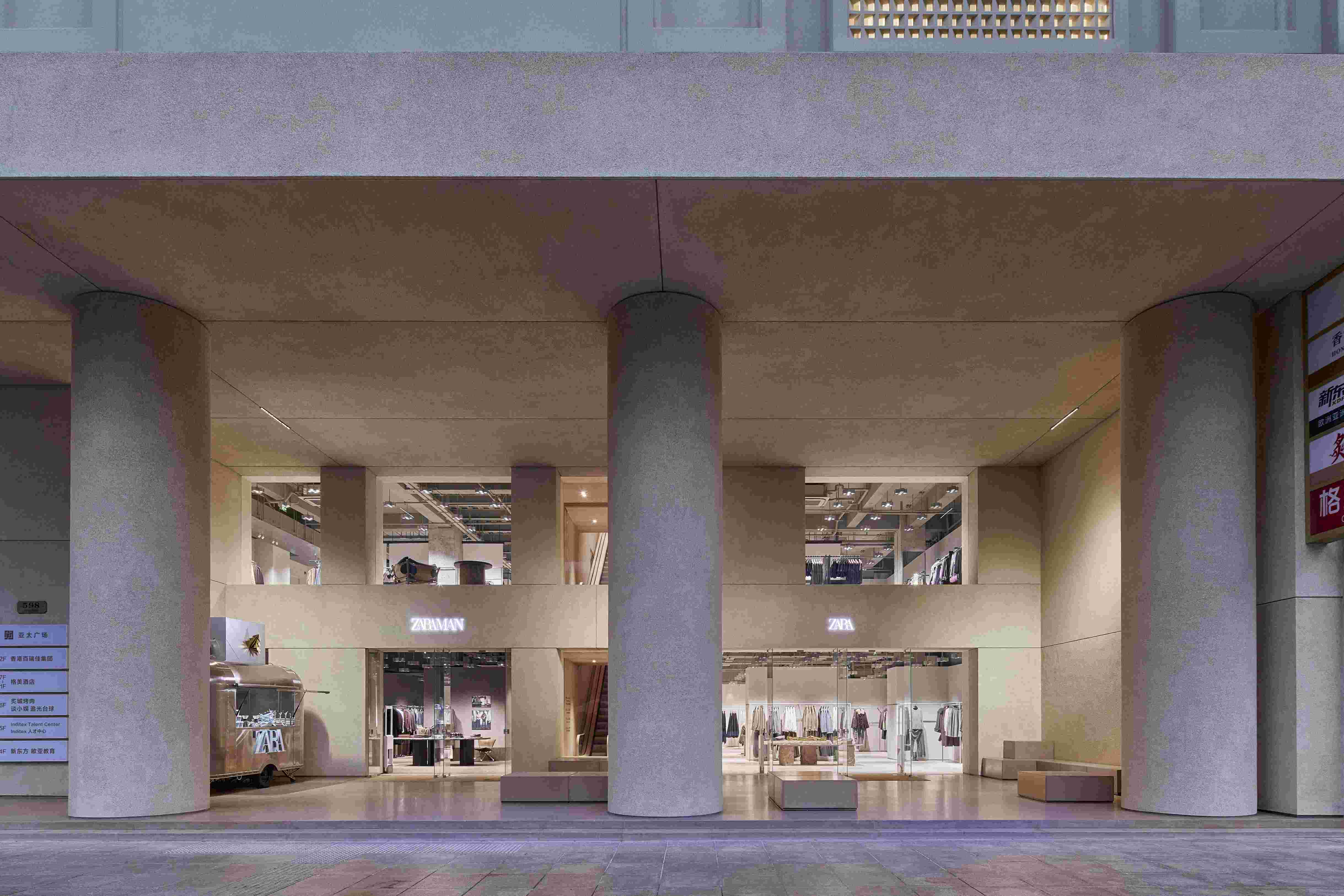 2025年12月,Zara南京东路店焕新启幕 2025年12月,Zara南京东路店焕新启幕