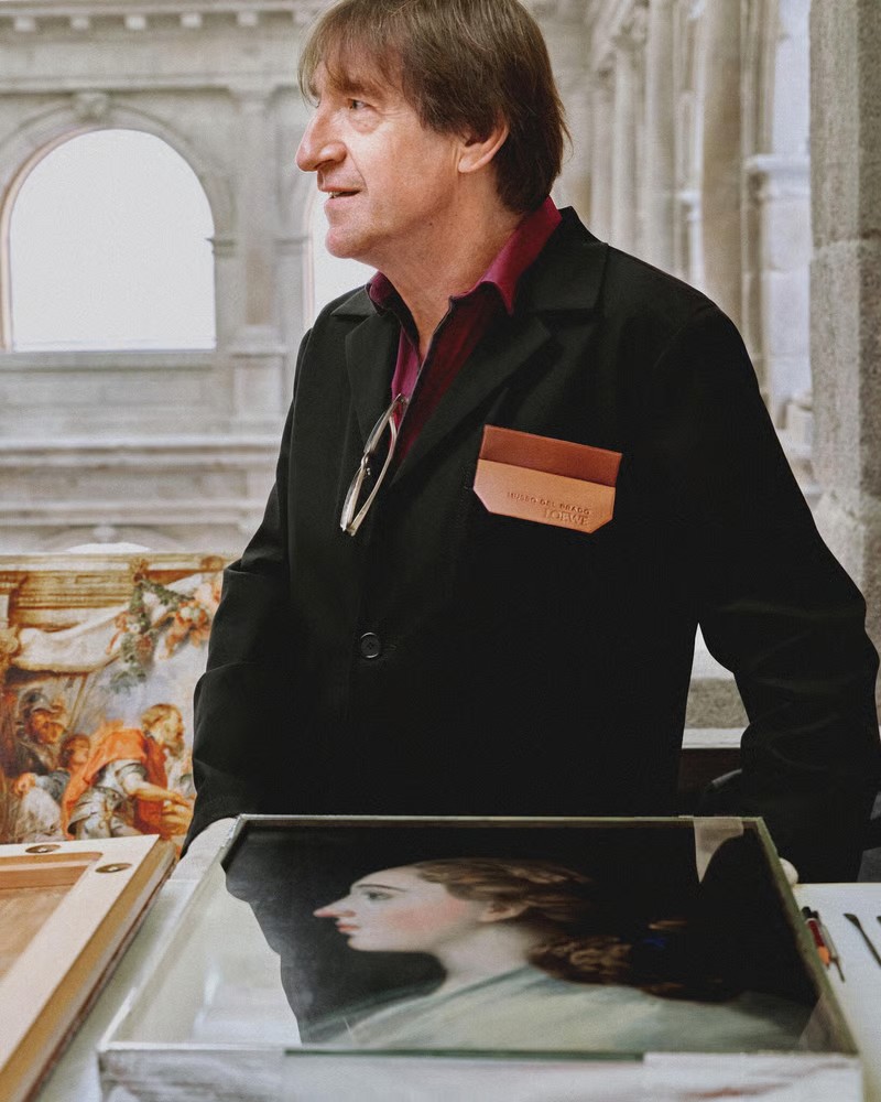 普拉多博物馆修复团队的全新工作服，由西班牙奢侈品牌罗意威（Loewe） 设计。