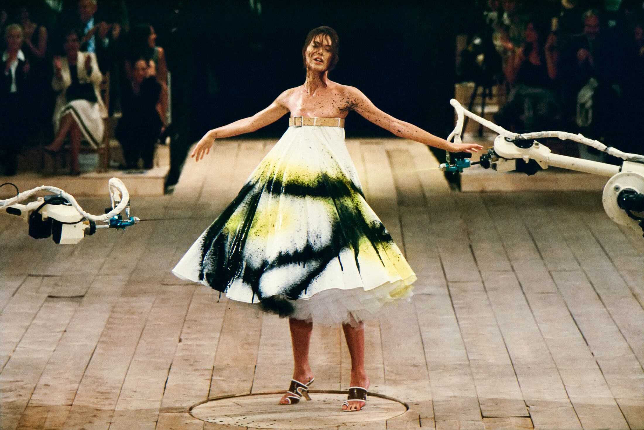 Alexander McQueen曾以暗黑浪漫主义的时装风格享誉世界，他实验性的探索了时装艺术的极致表达，而今却在他的品牌中荡然无存