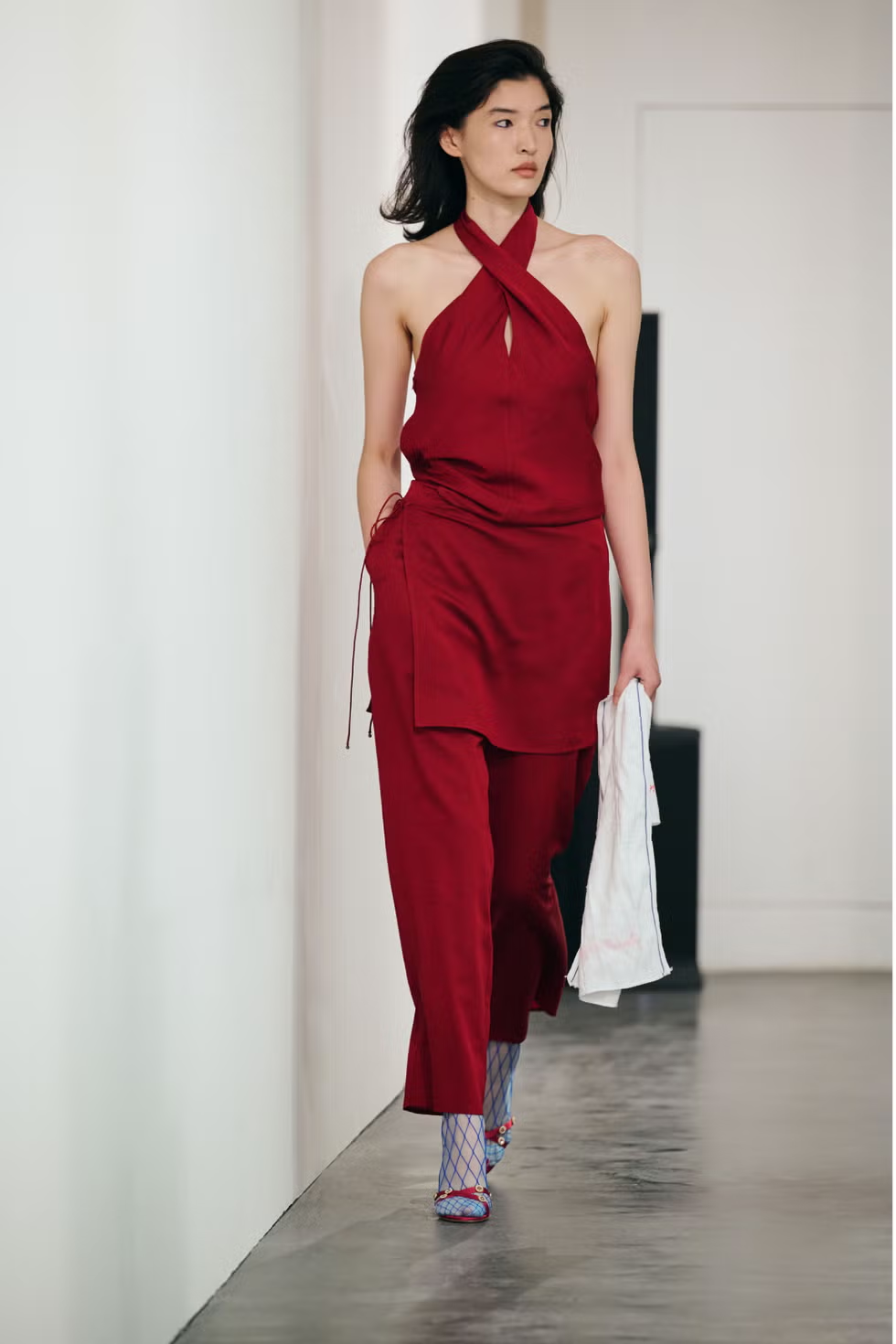 在2026年春夏上海时装周期间，品牌与中国设计师品牌SAMUEL GUÌ YANG展开合作