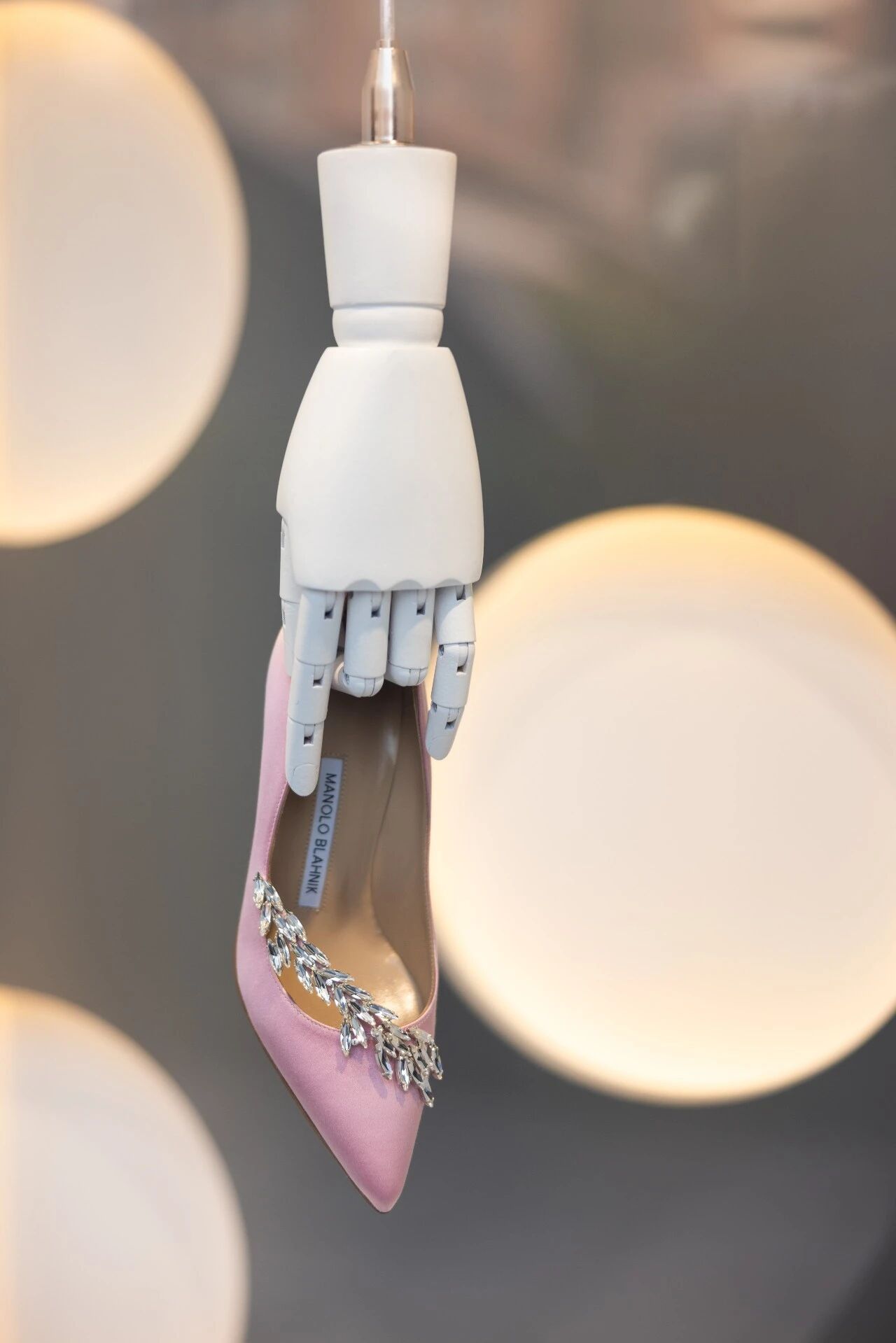 为庆祝开业，特别推出了“Baby Pink”Nadira产品，作为品牌最具代表性的钻扣鞋款之一，仅在北京SKP店独家发售