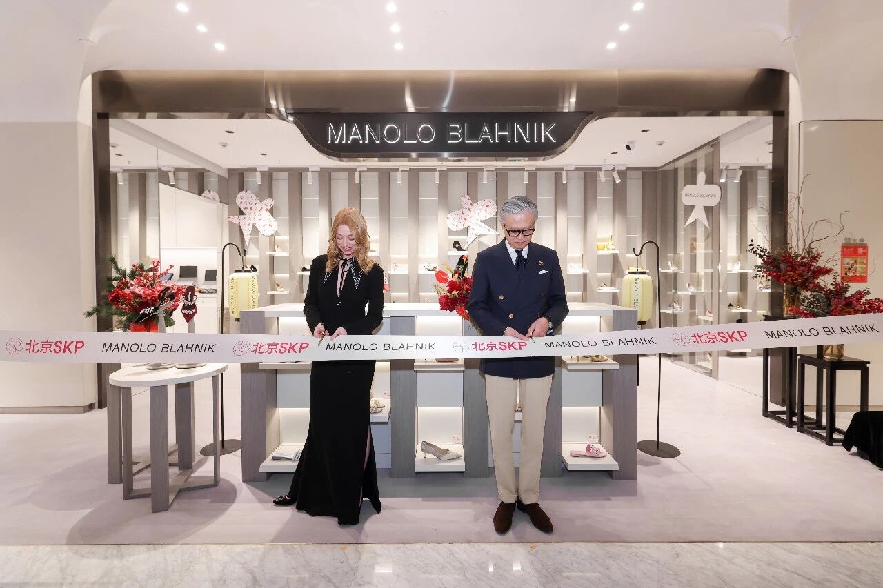 剪彩仪式现场，左为Manolo Blahnik全球首席营销官Jodie Blake女士；右为北京SKP店长柳正明先生