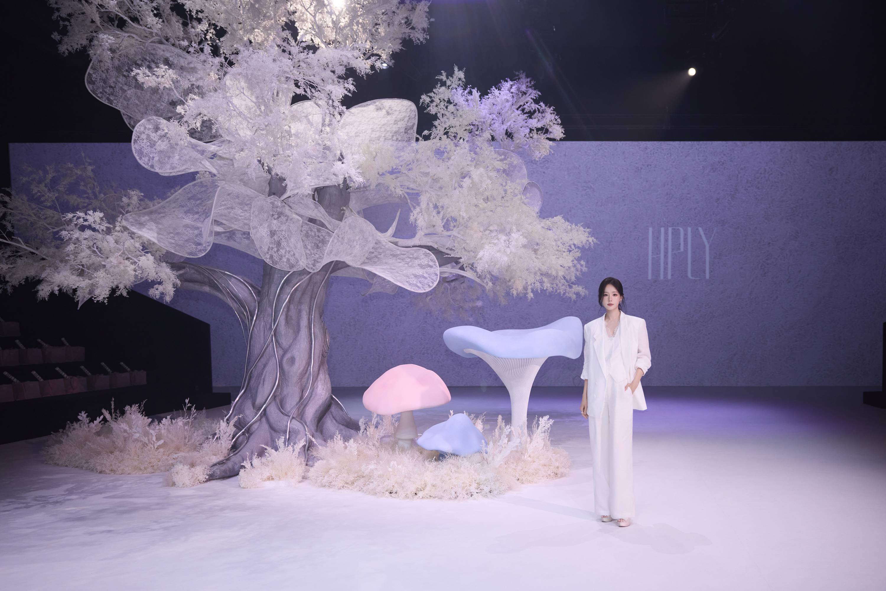 HPLY荷比俪代言人李一桐在秀场