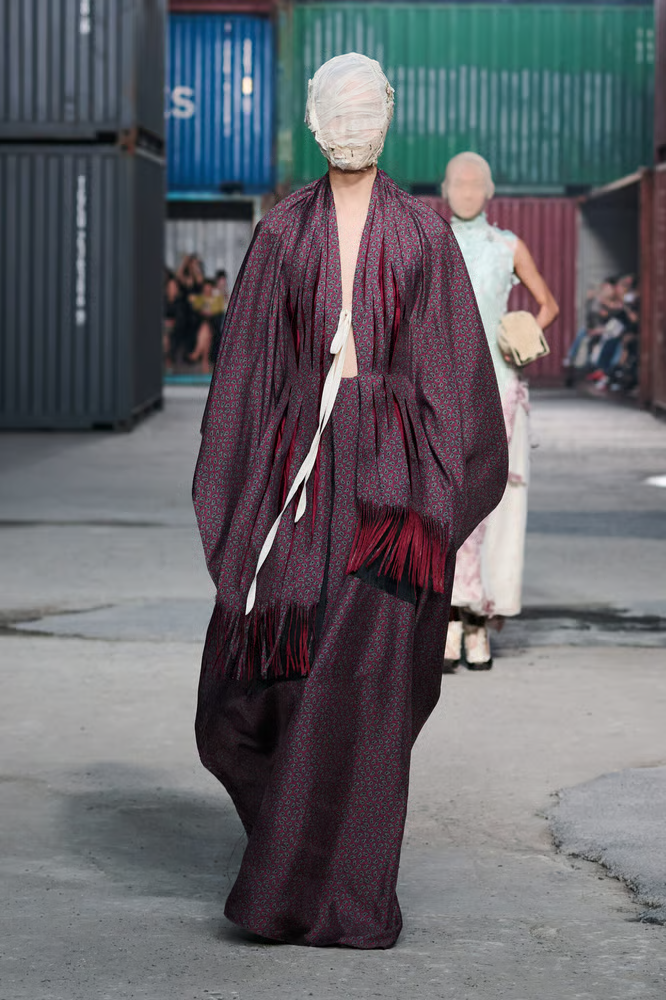 一件由两件单品融合而成的连衣裙：一条流苏丝绸围巾与一条半身裙 —— Maison Margiela