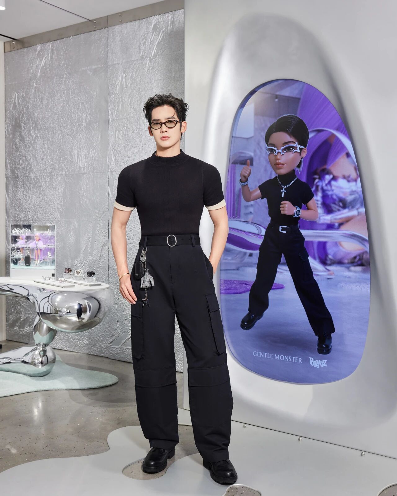 Gentle Monster与Bratz的联名限时空间中，现场设置AI拍照亭，消费者拍摄后可实时生成专属
