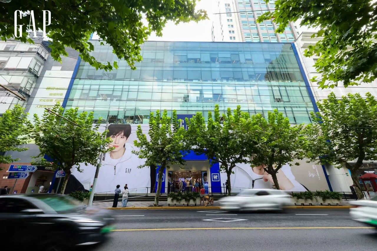 GAP的上海旗舰店位于南京西路863号，始终成为静安寺商圈引人瞩目的一道风景线