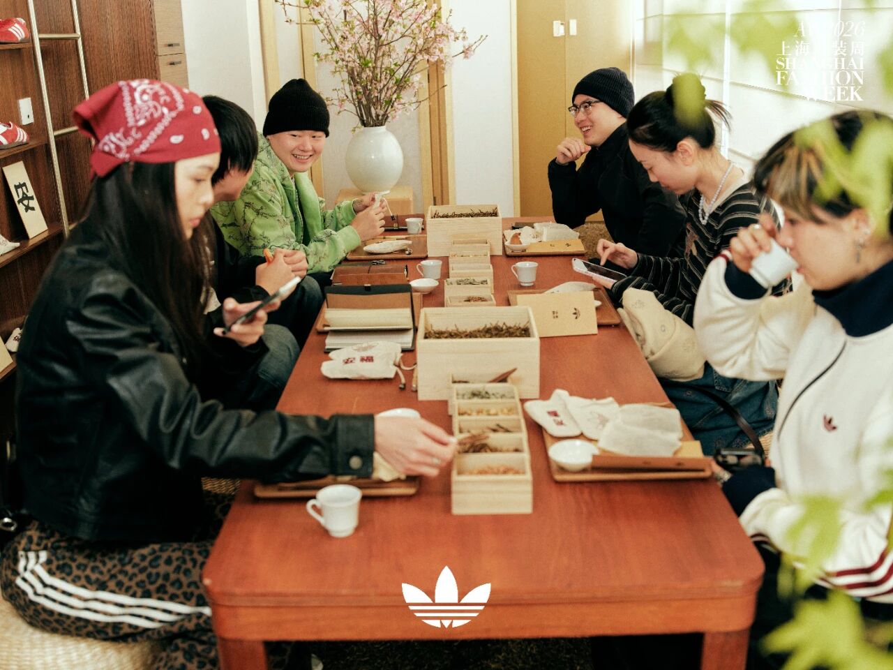 现场携手本土茶肆工作室“老檟茶司”打造了熏鞋香包的手作体验