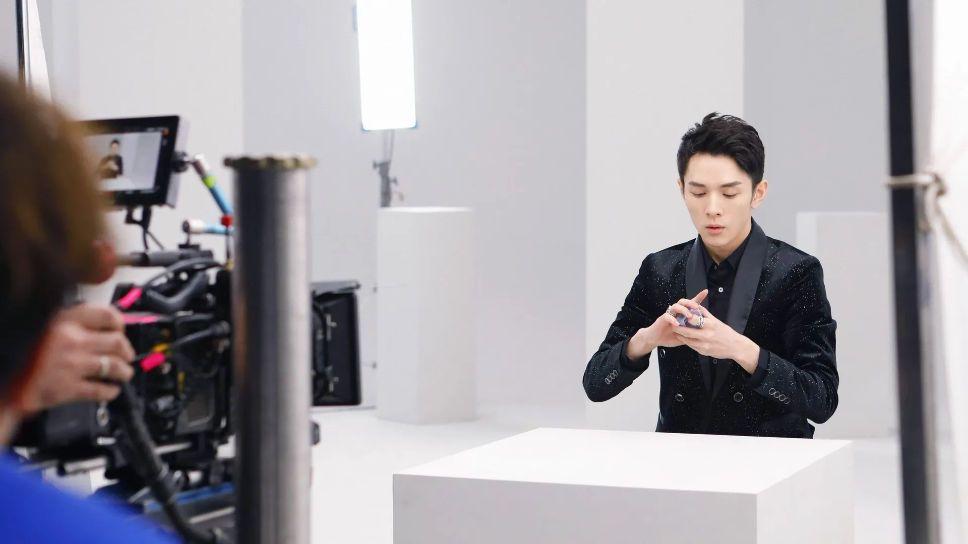 三只羊、李佳琦等超头部主播频繁陷入公关危机或负面舆情，当品牌与特定的个人IP深度绑定，一旦主播人设崩塌，品牌方将面临巨大的连带信誉损失