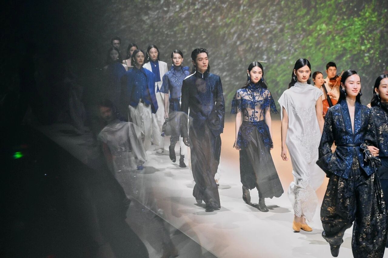 在全球时尚体系中，身份的建构从来不是一蹴而就的过程