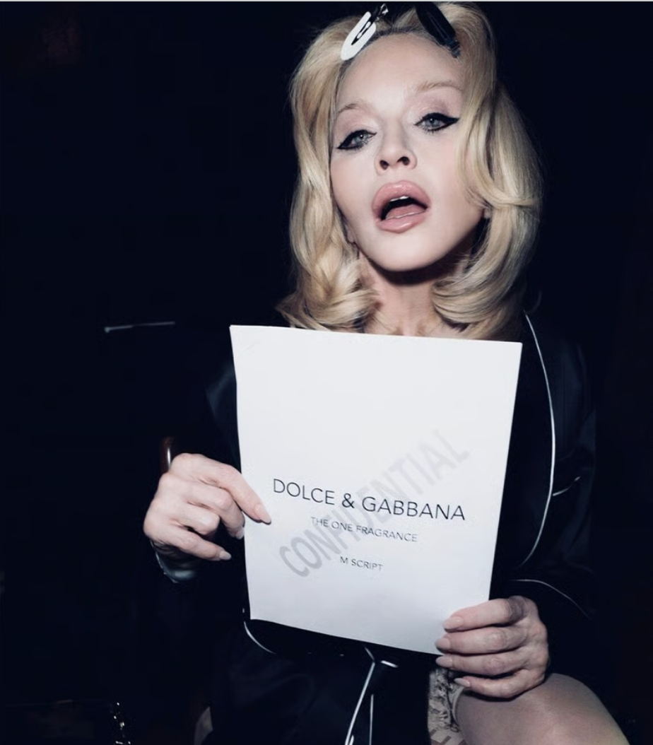 Dolce & Gabbana选择麦当娜在2026秋冬女装秀的最后进行现场表演，证实了她与这家意大利时装公司之间的长期合作关系