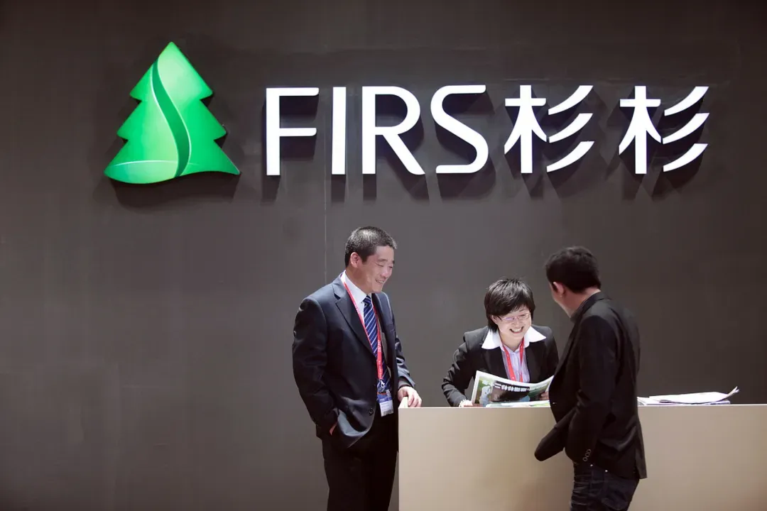 始于2023年的杉杉夺权大战日前宣告有望尘埃落定,但长子郑驹与遗孀周婷双双出局 始于2023年的杉杉夺权大战日前宣告有望尘埃落定,但长子郑驹与遗孀周婷双双出局