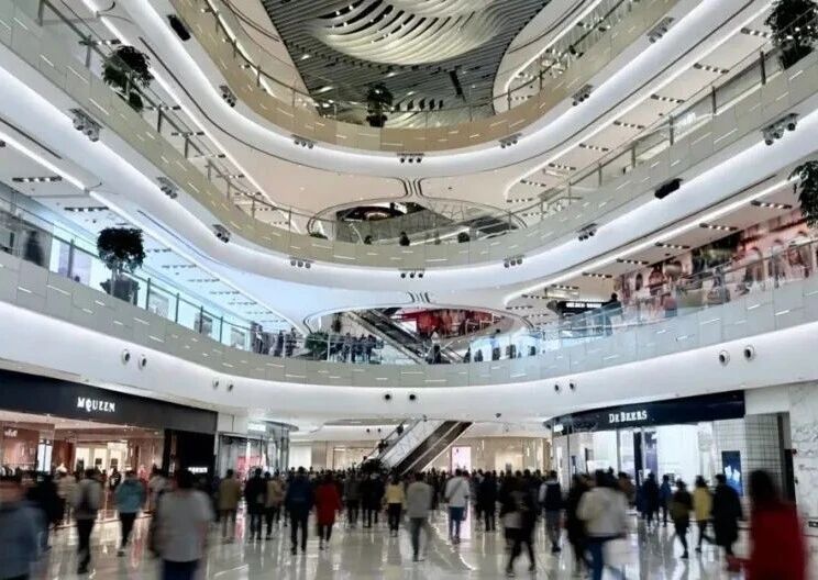中国市场复杂之处在于多个消费时代与人群圈层并存,这使得过去跨国品牌一刀切的逻辑不再适用,而需要与本地团队紧密结合、共创策略 中国市场复杂之处在于多个消费时代与人群圈层并存,这使得过去跨国品牌一刀切的逻辑不再适用,而需要与本地团队紧密结合、共创策略