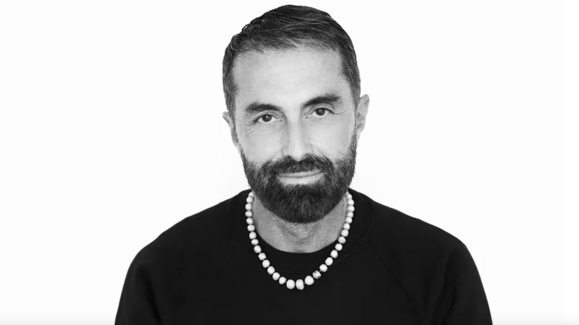 Giambattista Valli作为意大利时装设计师，他创立的同名品牌早就成为法国高定和时尚联合会高级定制成员