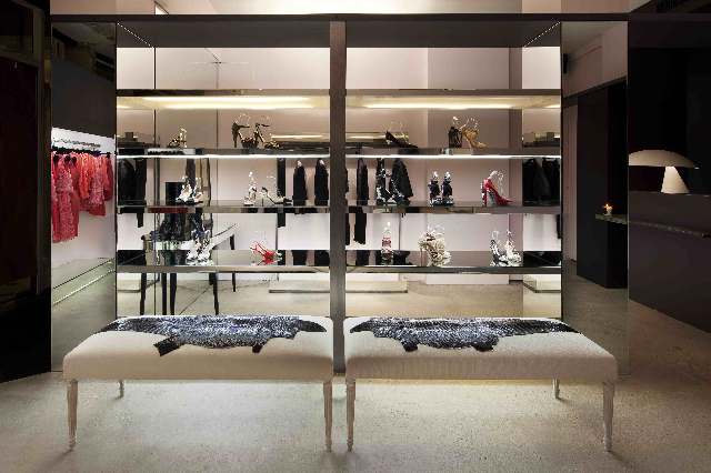2010年,创立五年的Giambattista Valli品牌将在Boissy d'Anglas街开设一家门店,这是Giambattista Valli首家完全专注于成衣系列和配饰的精品店 2010年,创立五年的Giambattista Valli品牌将在Boissy d'Anglas街开设一家门店,这是Giambattista Valli首家完全专注于成衣系列和配饰的精品店