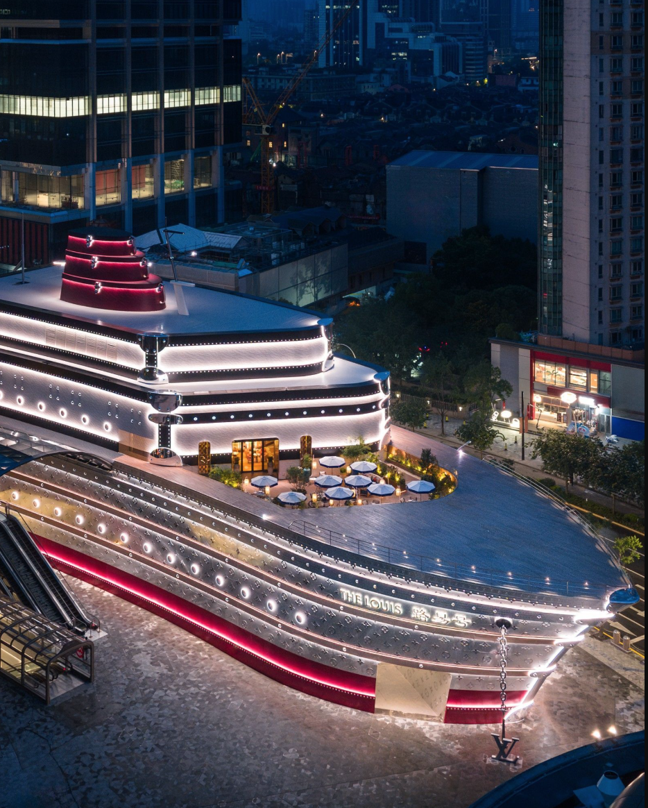 路易威登在上海南京西路兴业太古汇落成的路易号，成为了叹为观止的国际级经典商业案例