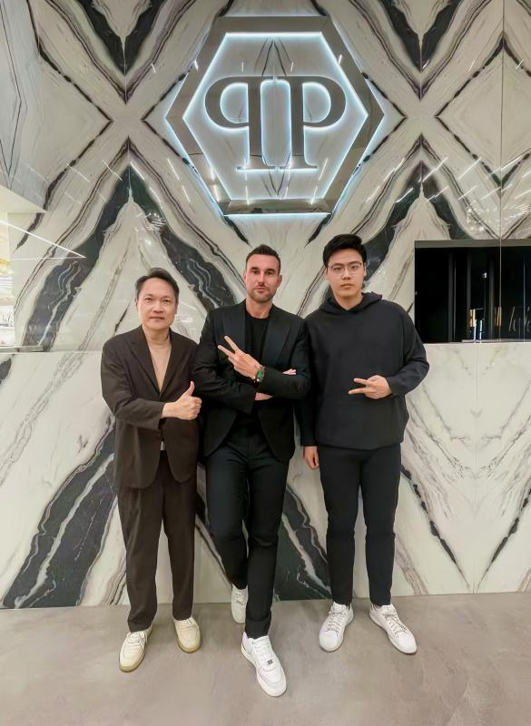 左起:BranDNA首席执行官 James Chen、Philipp Plein Group创始人兼首席执行官 Philipp Plein、BranDNA副总裁 Winston Chen 左起:BranDNA首席执行官 James Chen、Philipp Plein Group创始人兼首席执行官 Philipp Plein、BranDNA副总裁 Winston Chen