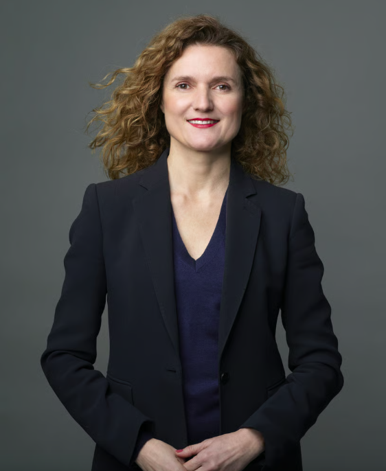 Barbara Werschine在国际奢侈品行业的品牌定位、产品战略制定以及全球零售网络转型方面拥有超过二十年的实操经验
