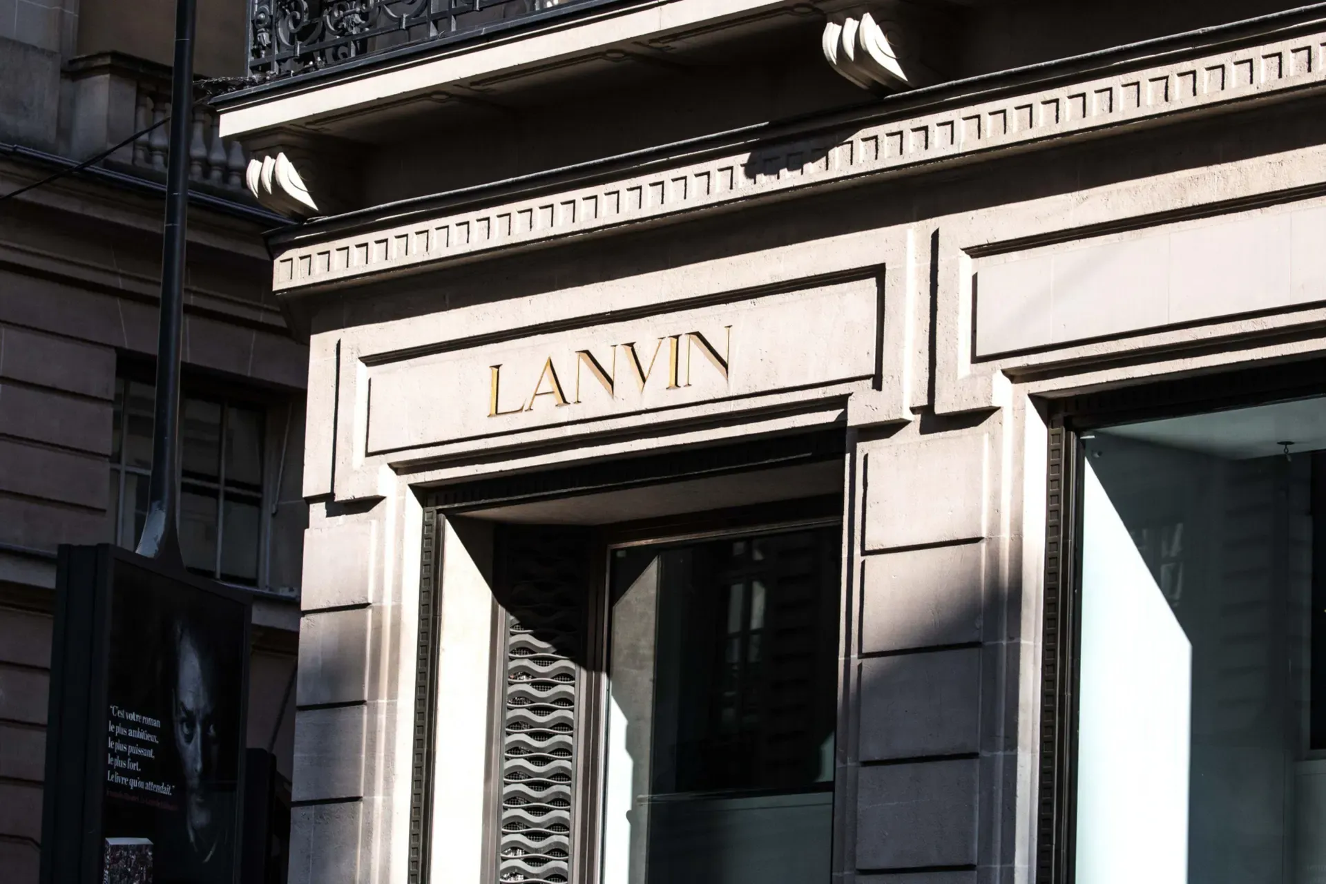 在集团的各个子品牌中，作为绝对核心与旗舰门面的Lanvin，其业绩表现最为令人担忧