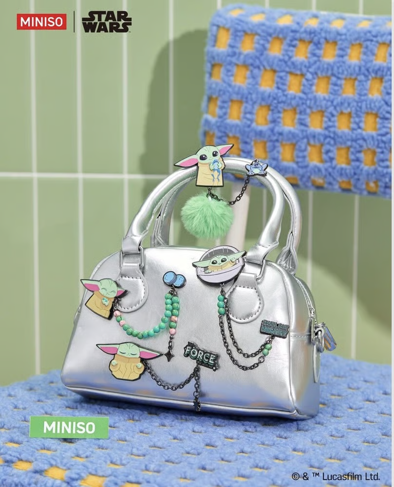 展览将持续至7月12日，本次"Miniso Yoyo——渺小而深远"展览汇聚50件等比例Yoyo雕塑装置，以及一座高达40英尺的巨型充气装置。