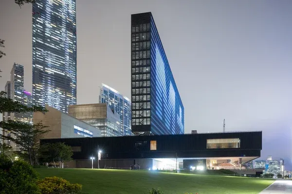 M+位于香港西九龙文化区，亚洲首座聚焦20–21世纪视觉文化的全球性美术馆，2019年正式开放，馆藏涵盖视觉艺术、设计、建筑、流动影像等领域