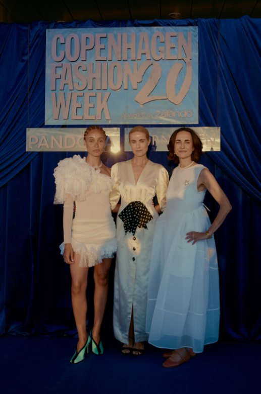 左起: Adwoa Aboah,、哥本哈根时装周首席执行官 Cecilie Thorsmark、 PANDORA首席执行官 Berta de Pablos-Barbier。图片来源: Tonya Matyu