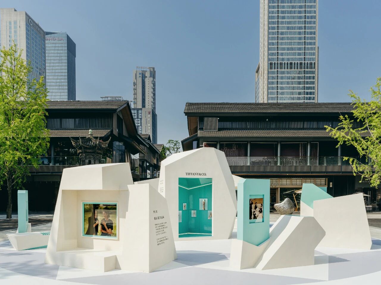 蒂芙尼「爱是火彩」七夕主题影像展8月5日至19日于成都太古里漫广场限时开展