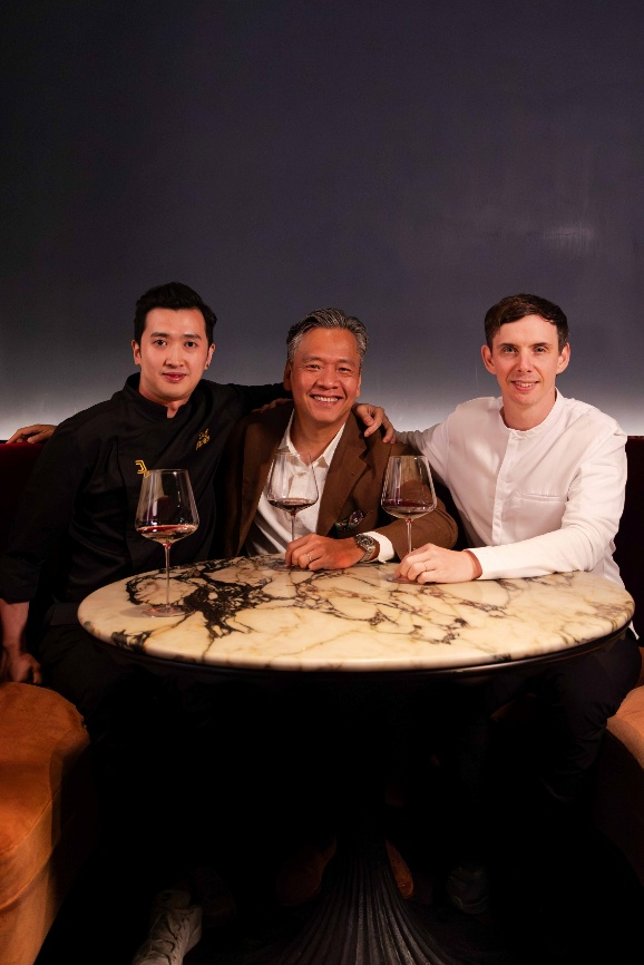 从左至右：查轩 Cha Xuan 行政主厨JJ Lin、Club Bâtard 联合创始人Randy See、Suchots by Daniel Calvert 厨艺总监Daniel Calvert