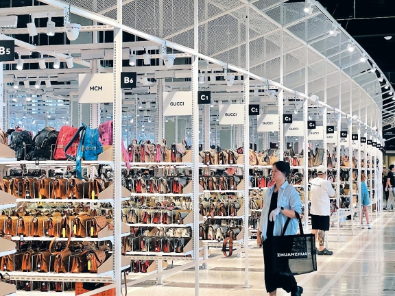 超级转转是转转集团的大型线下二手循环仓店，全国首店2025年6月9日在北京友谊商店3层正式开业，4月底开始试营业