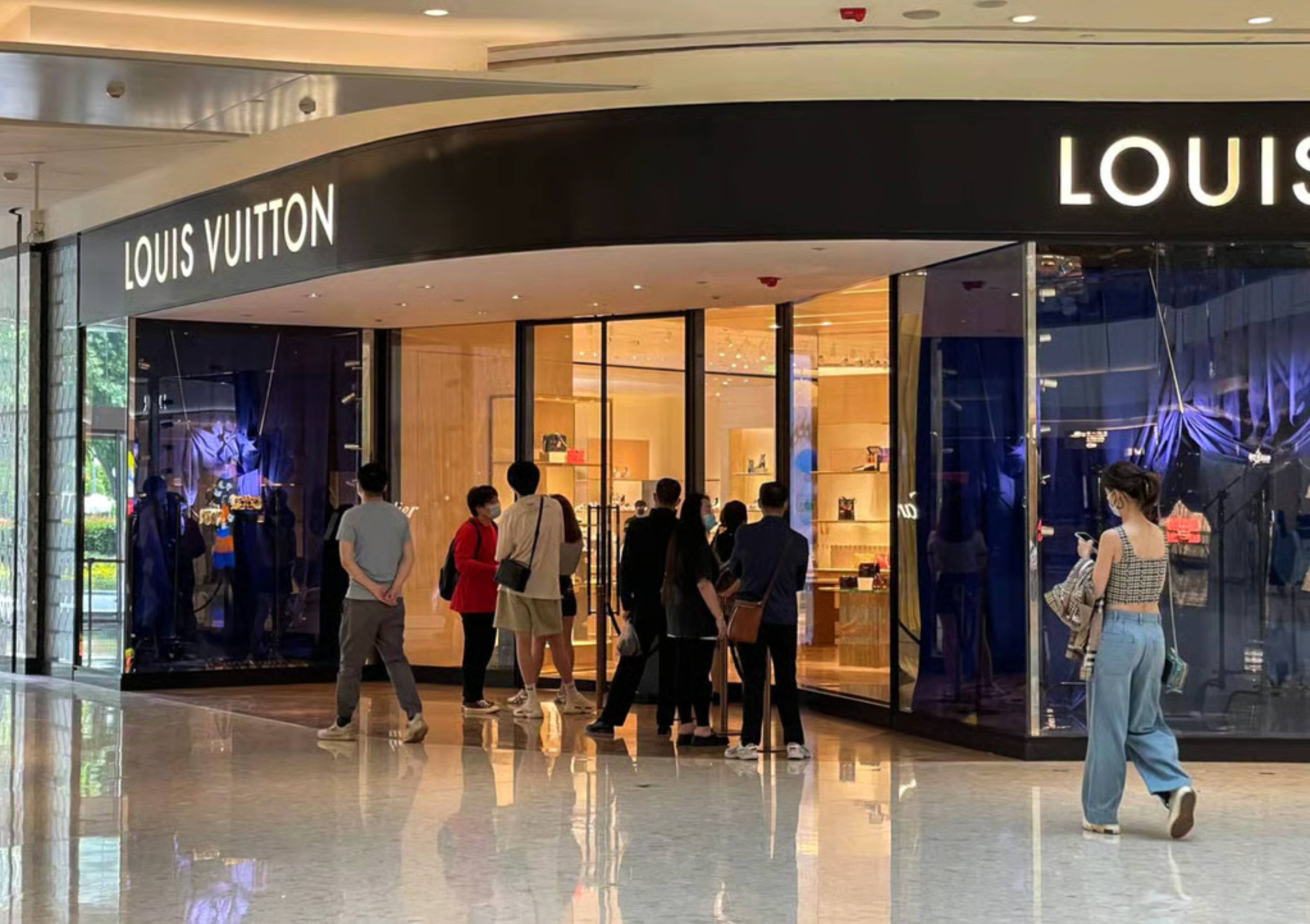 Louis Vuitton的店门口总是不乏人头攒动