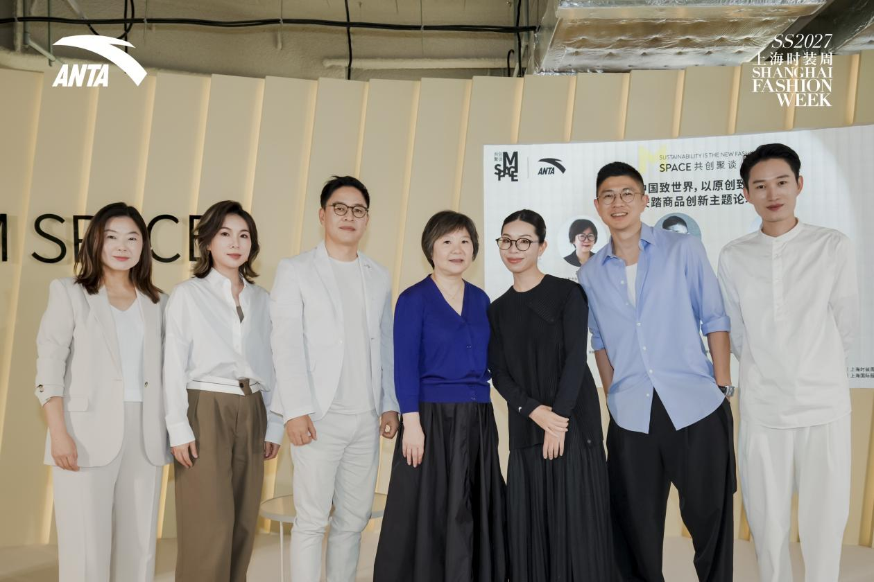 安踏品牌服装商品推广负责人 杨珉 | 安踏商品企划总监 杨小燕 | 安踏商品副总裁 金相淳 | 上海时装周组委会秘书长、上海服装设计协会常务副会长 吕晓磊 | 安踏商品设计总监 吕晔 | 作家、《HERO中文版》出版人 周径偲 | 安踏商品客座创意总监、CHENPENG品牌创始人 陈鹏 （从左至右）