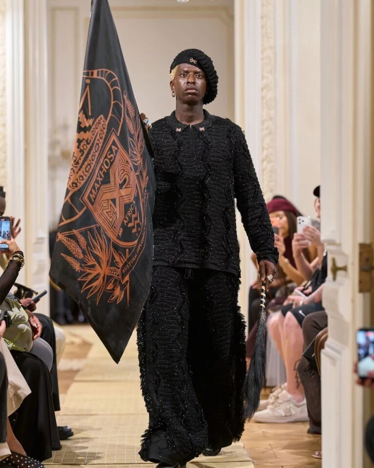 MaXhosa Africa的2027春夏系列成为首个巴黎时装周上的南非品牌 MaXhosa Africa的2027春夏系列成为首个巴黎时装周上的南非品牌