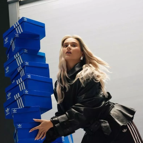 阿迪达斯将联手Molly-Mae Hague推出SS26联名鞋履系列