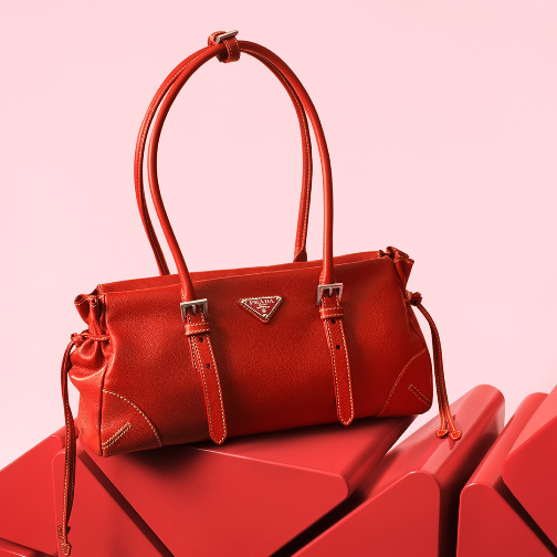 PRADA以三角赤马欢庆2026农历新年