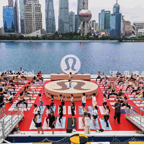 lululemon在黄浦江畔展开“瑜伽垫”，外滩光影秀邀全城“瑜”见感受