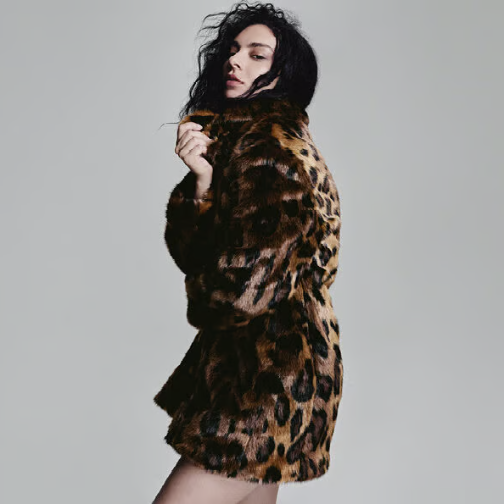 H&M携手Charli XCX进行时尚焕新，并与Reebok合作推出返校联名款