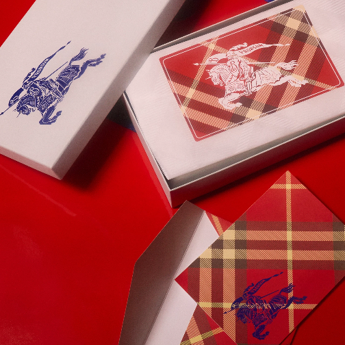 Burberry业绩回暖迹象明显，但全面复苏仍在进行中