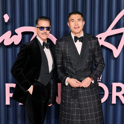 Henry Golding与dunhill创意总监共同出席英国时尚大奖