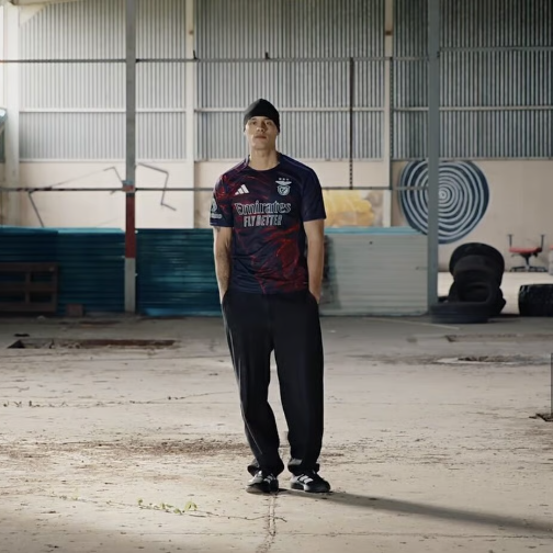 Adidas x Vhils x SL Benfica发布特别版球衣