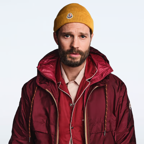 Moncler携手Jamie Dornan发布广告大片，呈现重塑后的夏季服饰