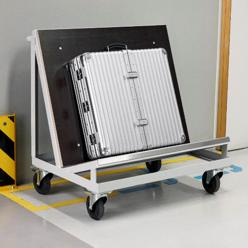 RIMOWA（日默瓦）推出全新特制臻品Dart飞镖手提箱